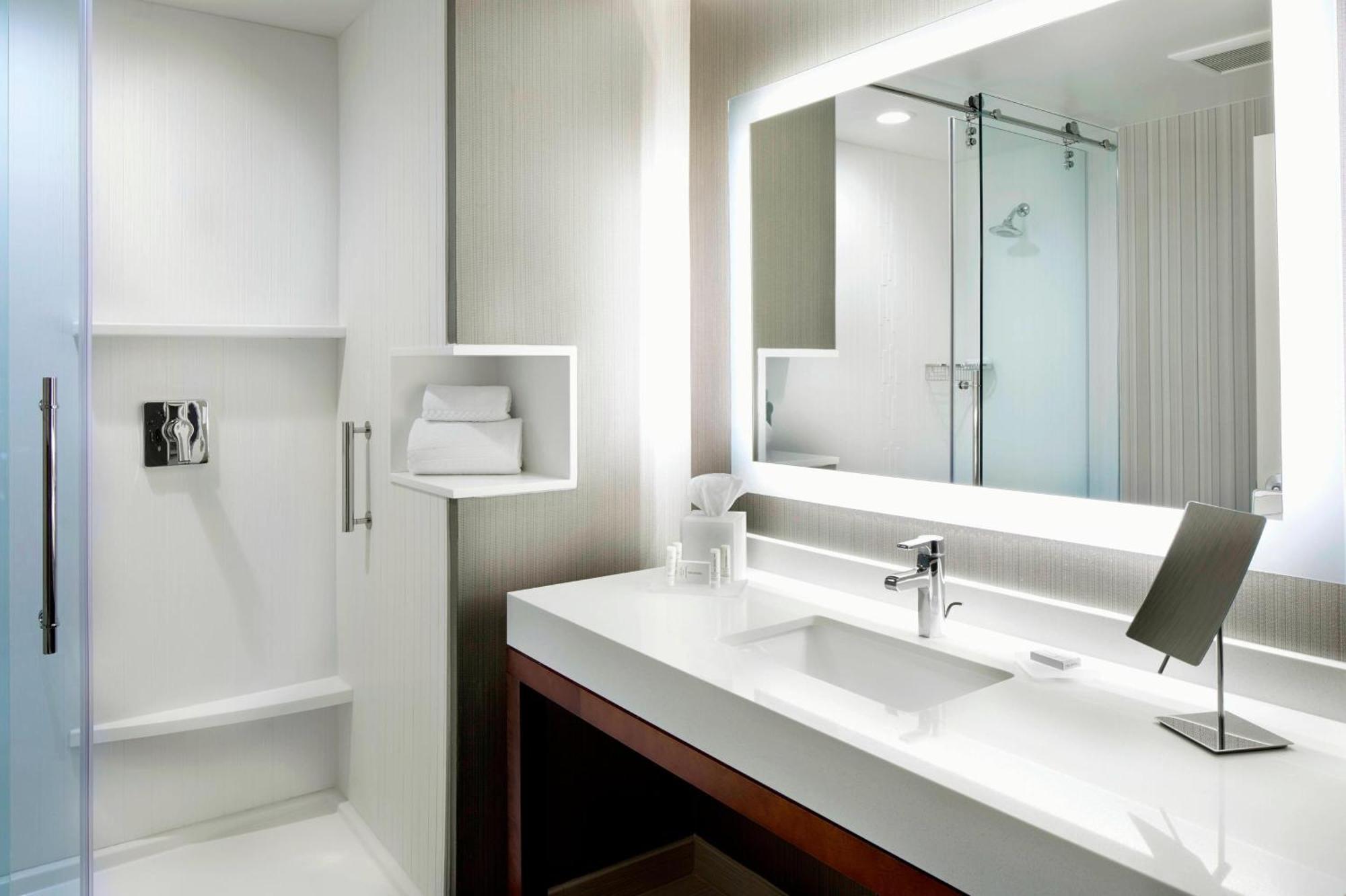 Courtyard By Marriott Intercontinental Airport Hotel